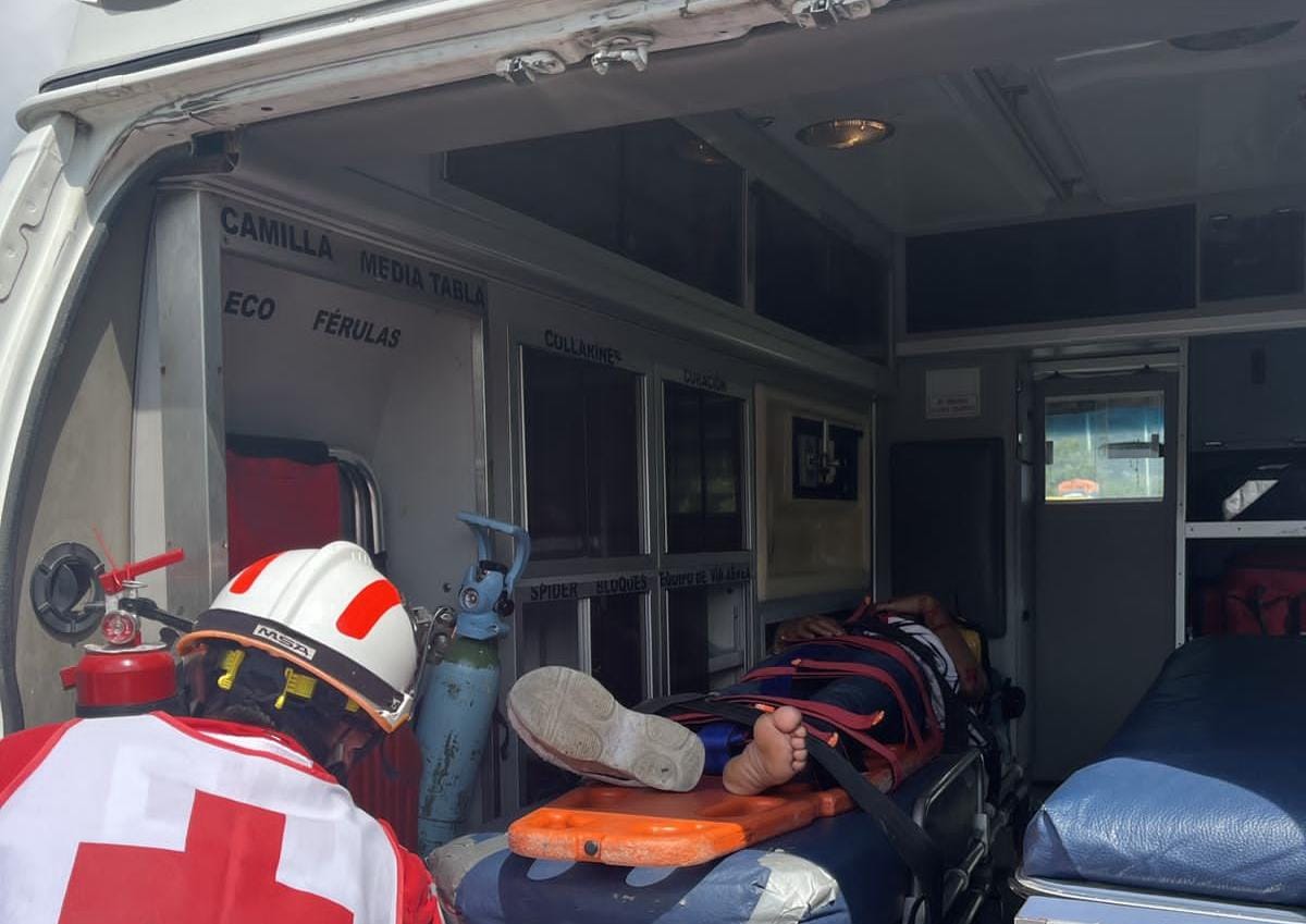 Buscan a la familia de la mujer que fue lanzada de auto en movimiento en la autopista Veracruz-Puebla