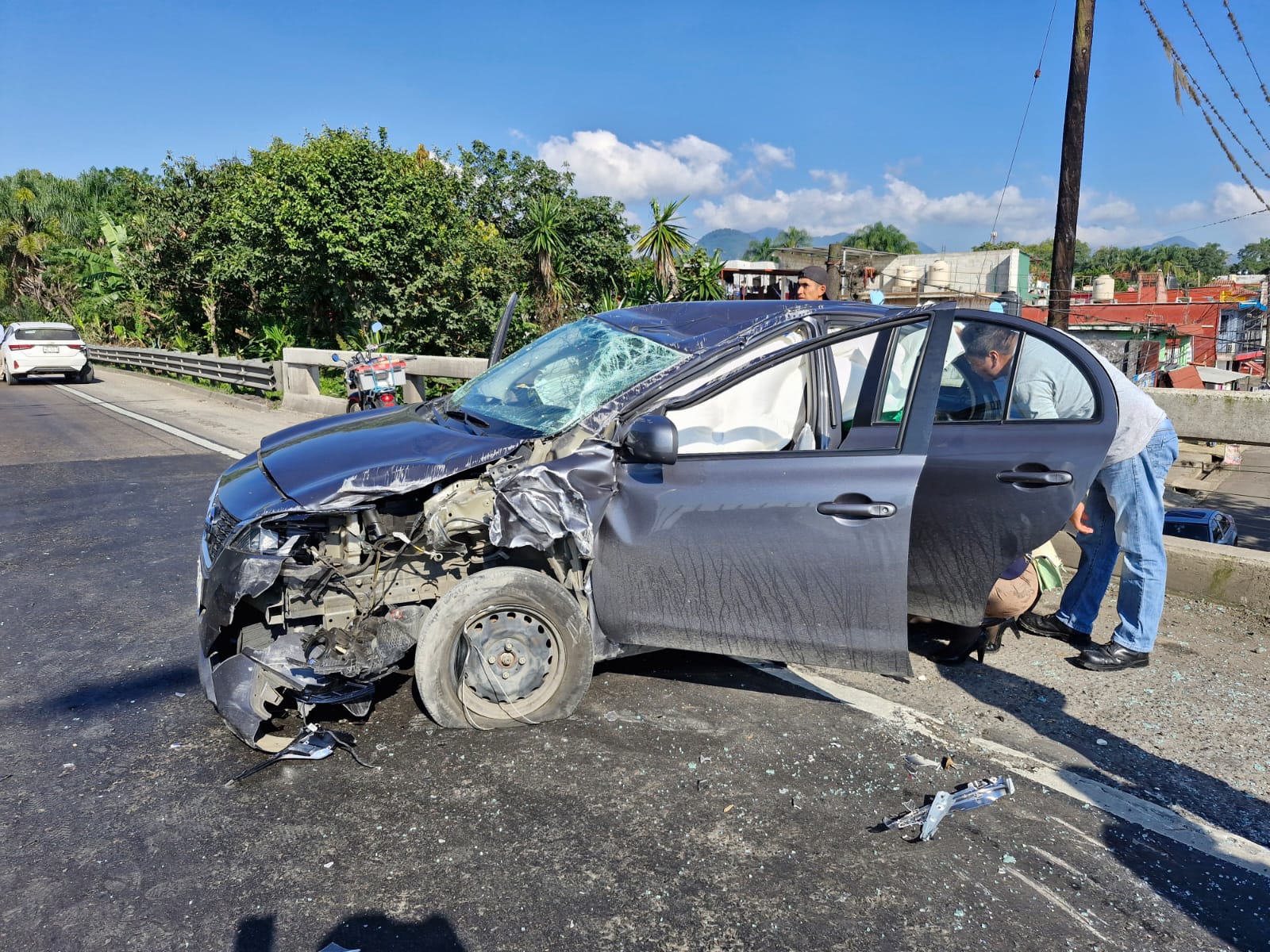 Choque y volcadura de autos particulares deja una mujer lesionada en autopista Córdoba-Orizaba