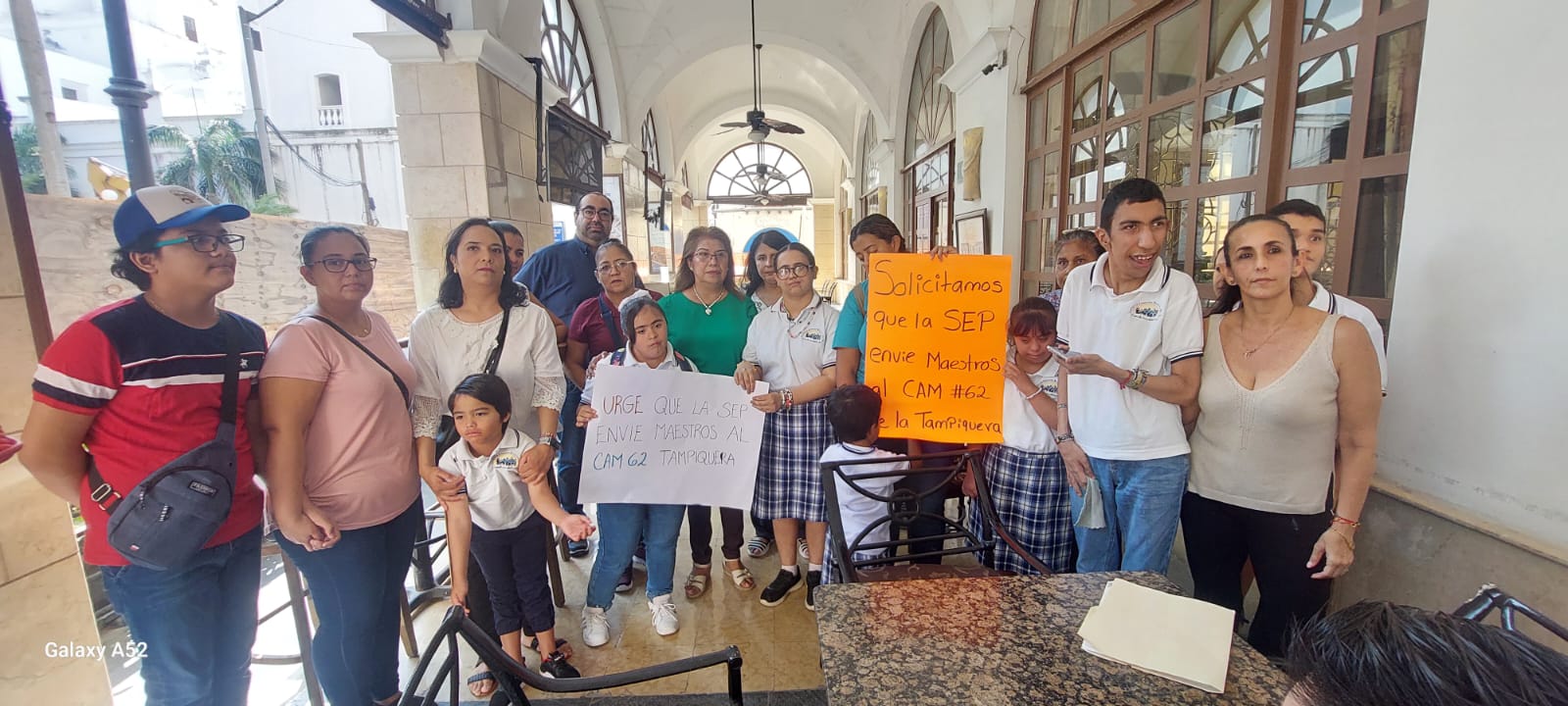 Padres de familia se manifiestan por falta de maestros en el CAM 62 de Boca del Río