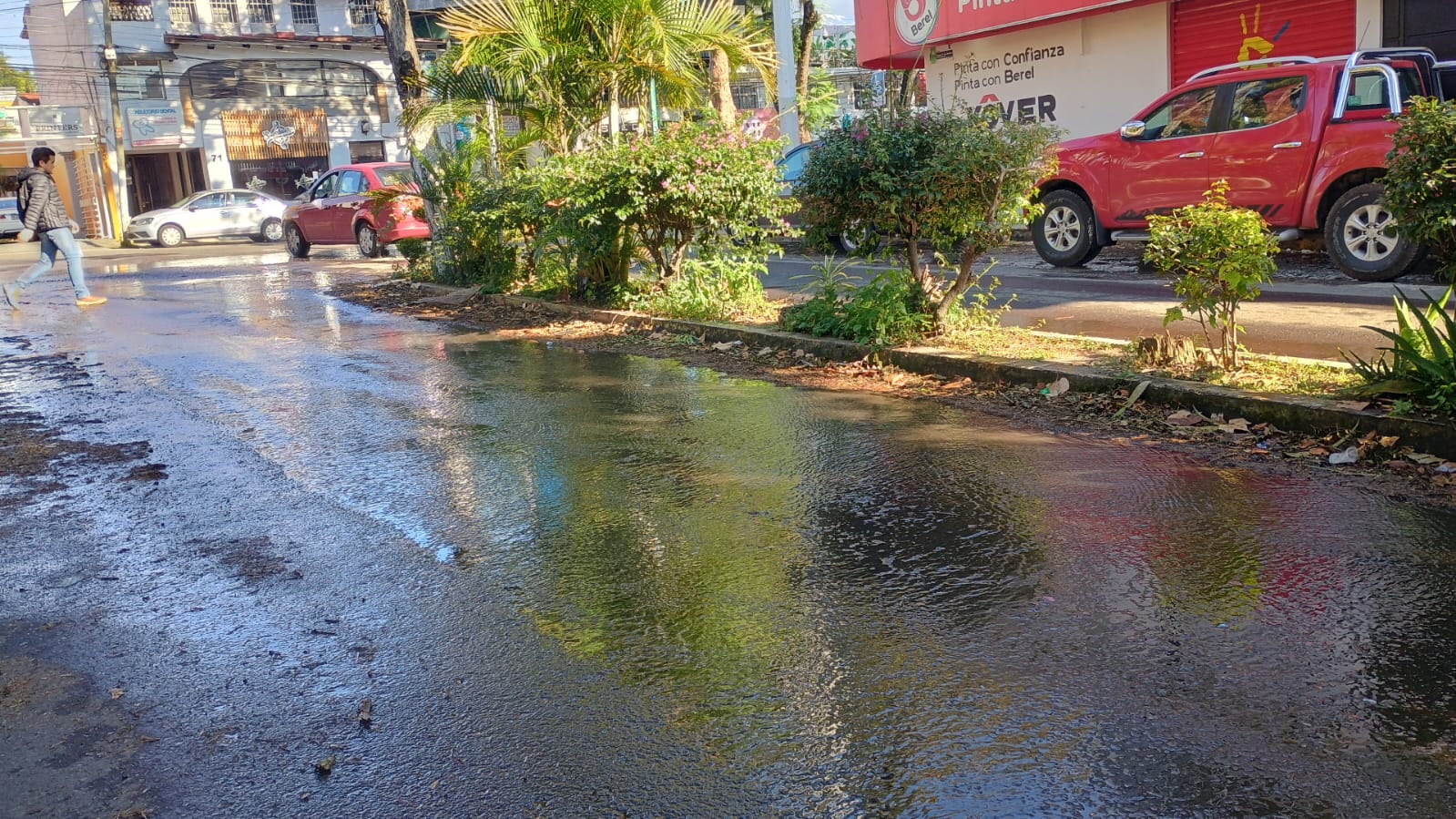 Vecinos de Araucarias reportan fuga de agua intensa, piden presencia de CMAS