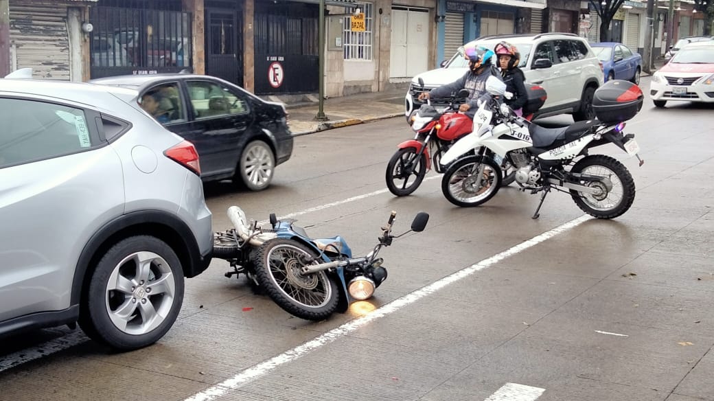 Piso mojado provoca dos accidentes esta mañana en Circunvalación Norte de Orizaba