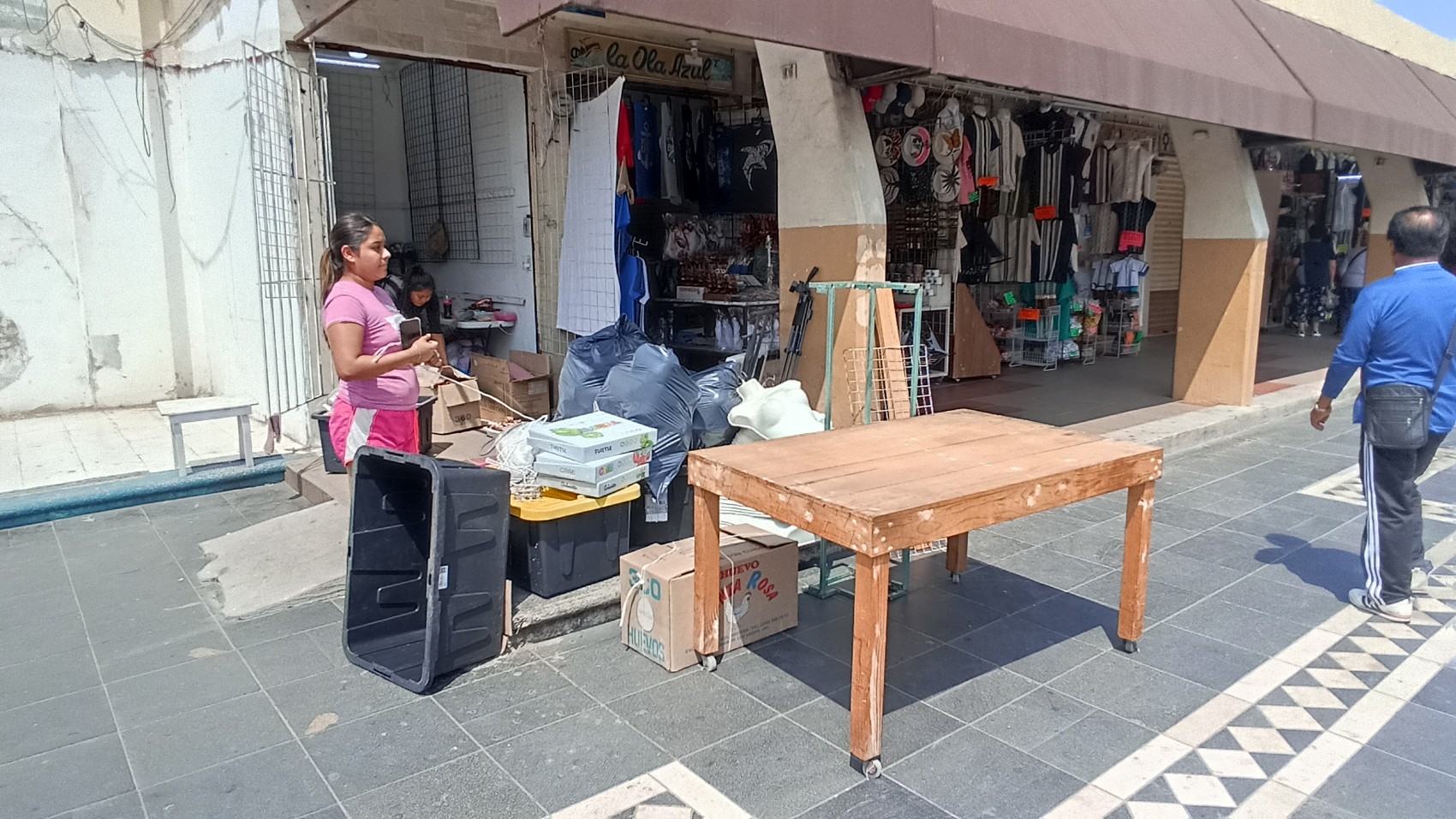 Inicia desocupación del mercado de artesanías del malecón de Veracruz por próxima demolición