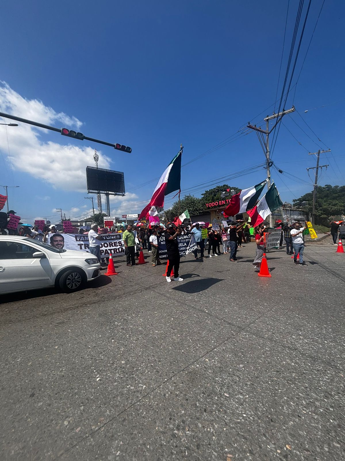 Trabajadores del Poder Judicial bloquearon autopista Veracruz-Cardel en protesta contra reforma