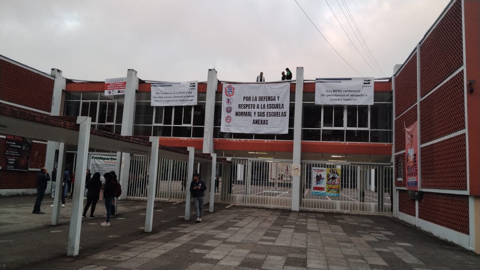 Docentes de la Normal Veracruzana exigen pago del Estímulo al Desempeño 2025
