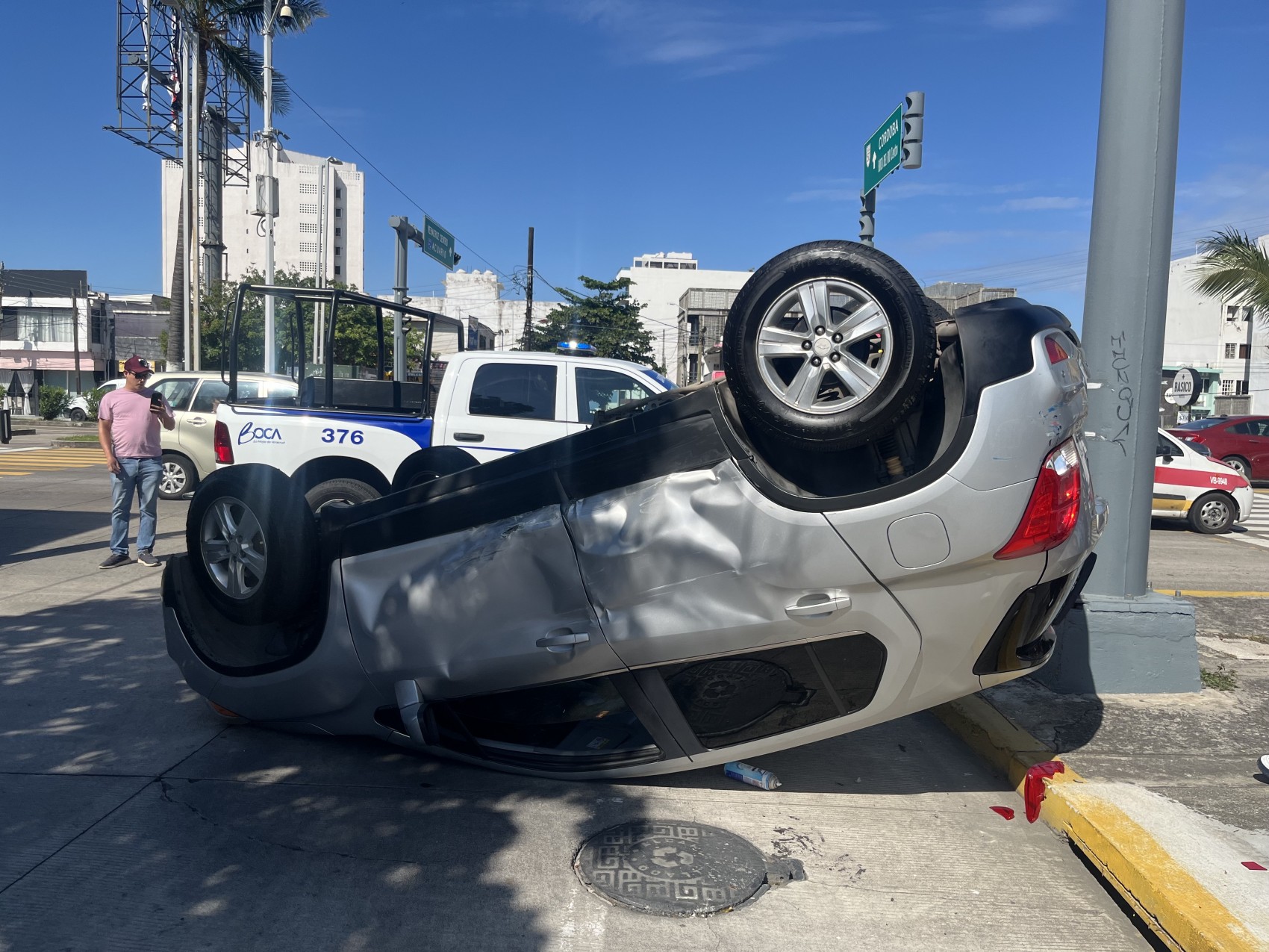 Sujeto provoca volcadura de auto en Boca del Río y se da a la fuga