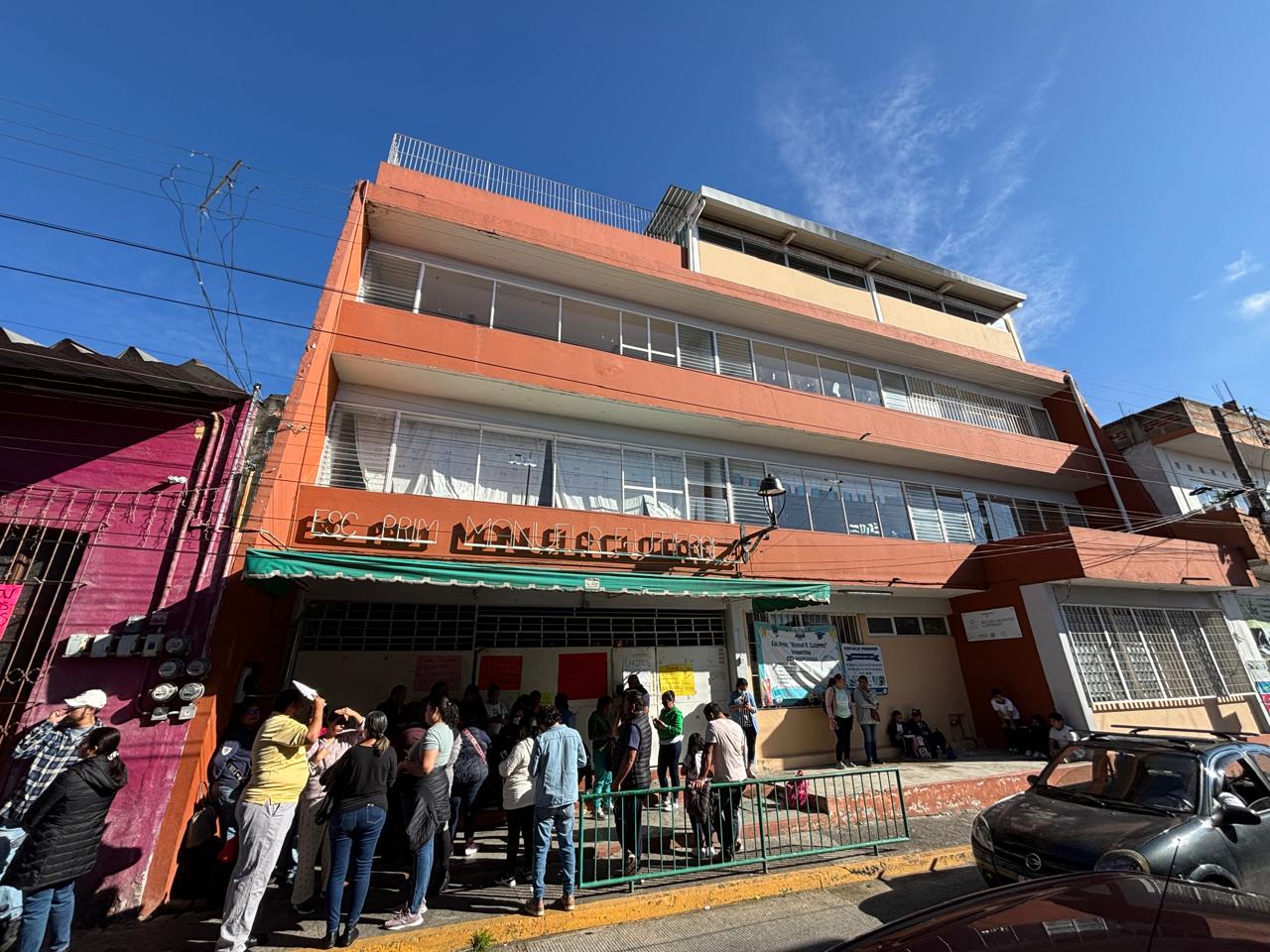 Padres de familia toman escuela primaria para exigir solución a conducta agresiva de alumna