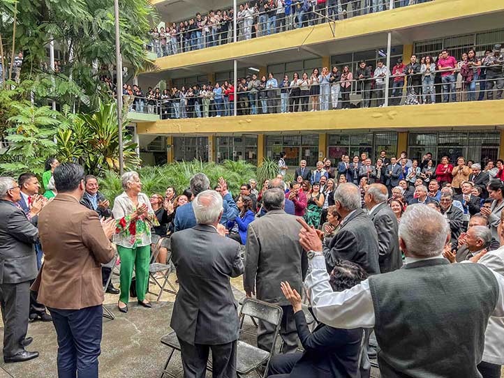 FCA develó placa conmemorativa por su 75 aniversario
