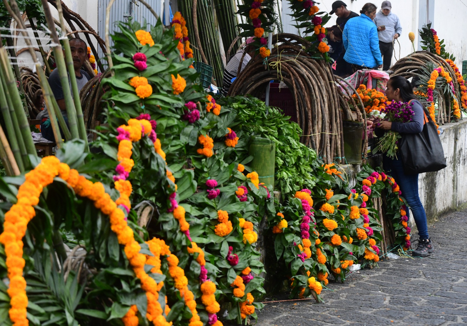 Familia Chama Tlaxcalteco: 15 años de tradición para Día de Muertos en el mercado San José