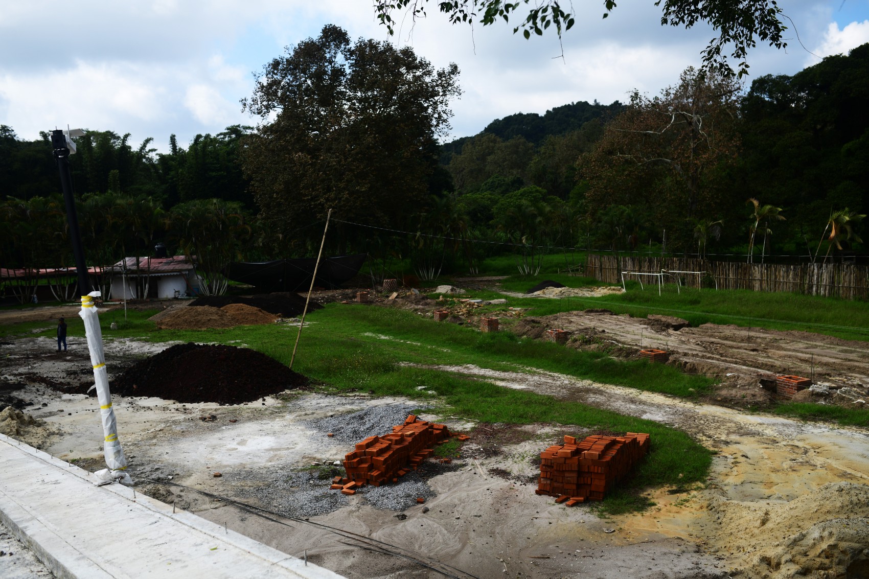 Clausuran simbólicamente obra que amenaza manantial en Coatepec