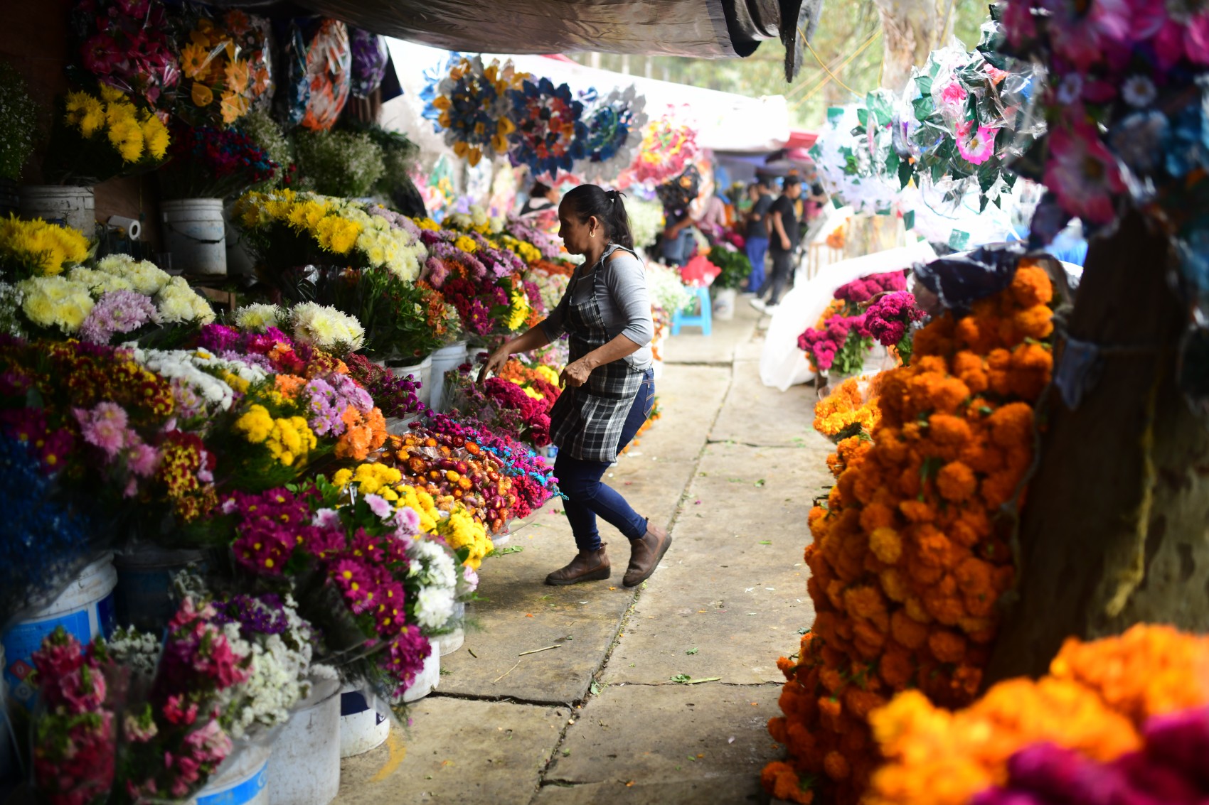 Visita a panteones detona la economía local