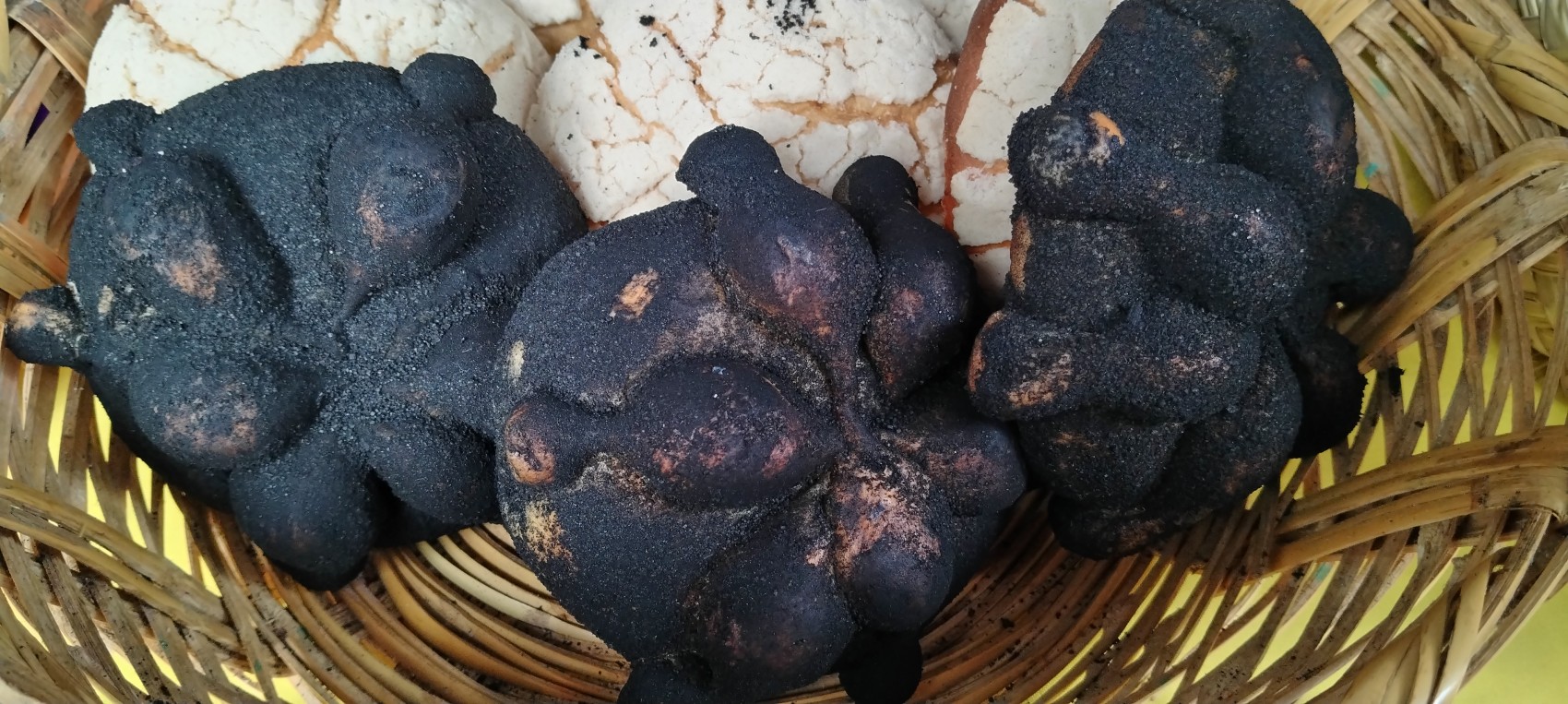 Pan de muerto con ceniza de totmoxtle y atole de nalga roban cámara en la Feria del tamal, pan y chocolate