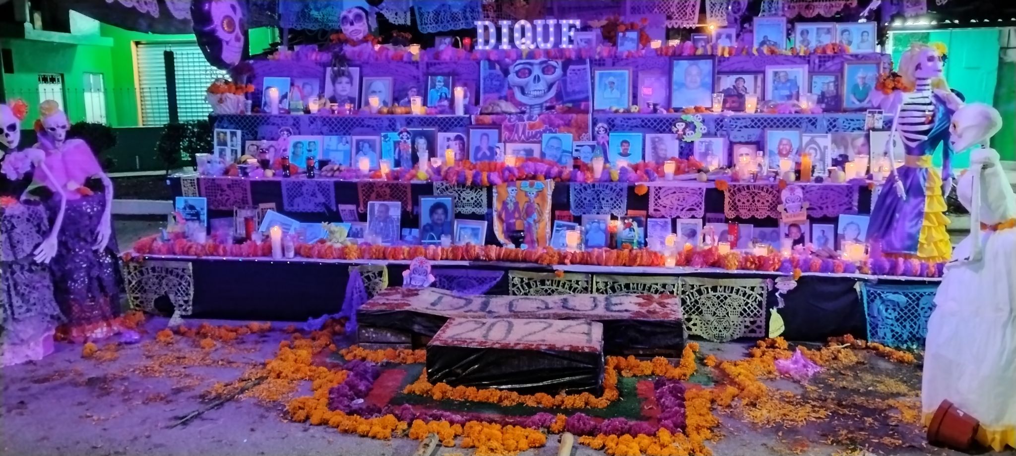En el barrio de El Dique, Xalapa, ponen altar honrando a vecinos que se adelantaron