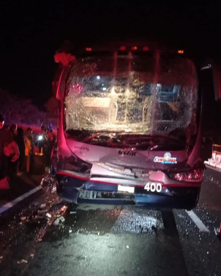 Autobús con empleados del Bienestar se impacta contra tráiler en Acayucan, seis lesionados
