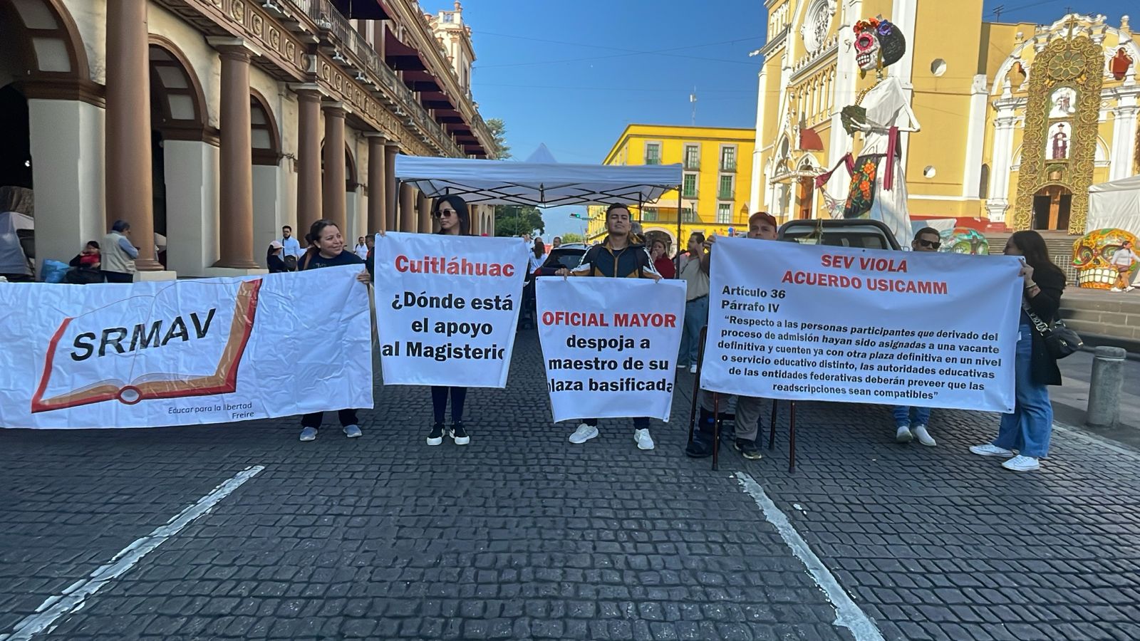 Sindicato renovador cierra centro de Xalapa  para denunciar despojo de plaza magisterial