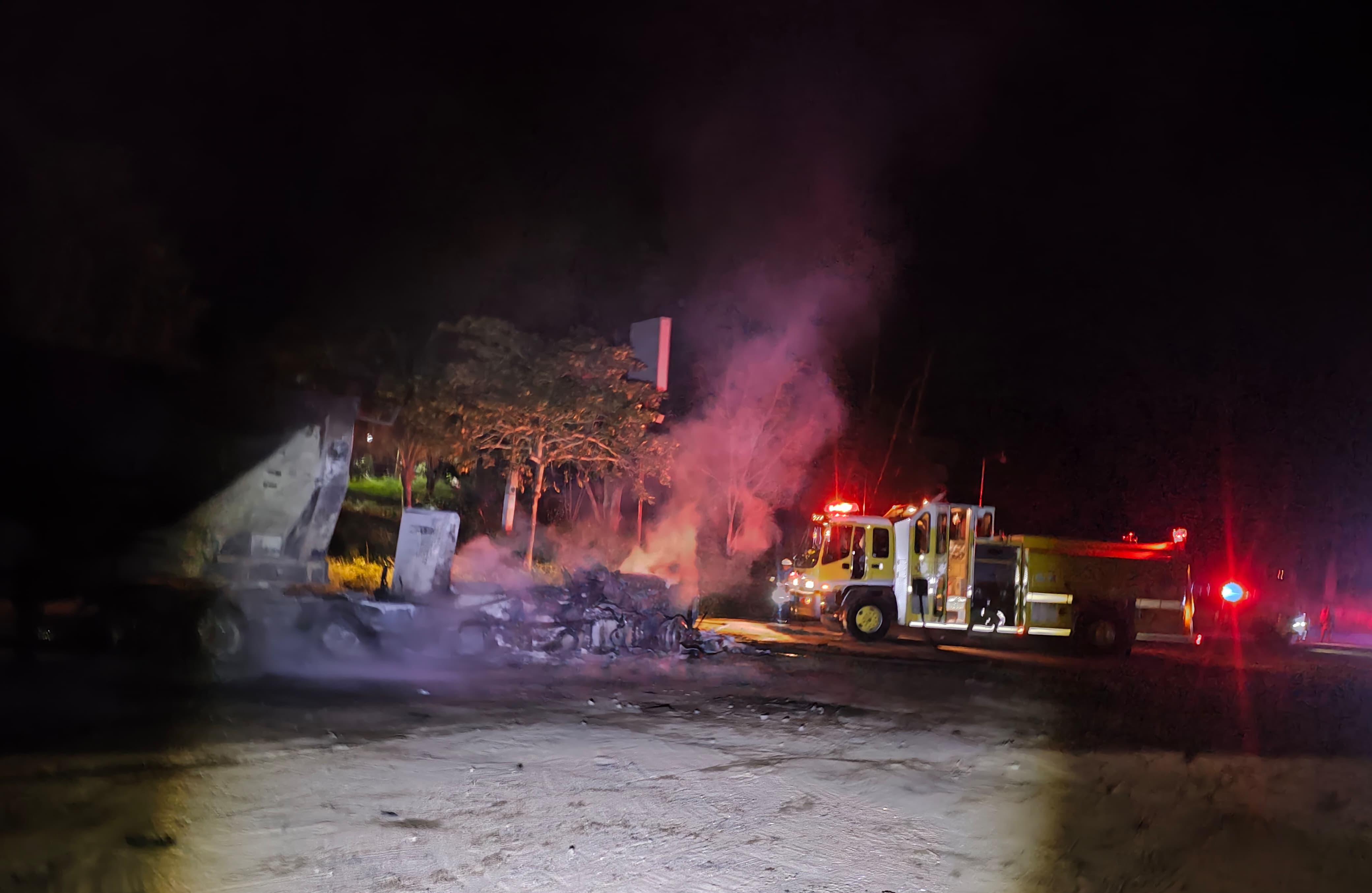 En San Juan Evangelista atacan camión con bombas molotov