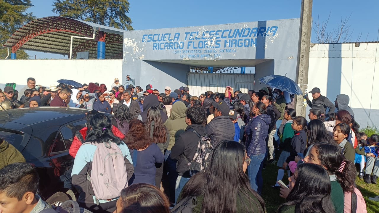 Toman telesecundaria de Las Vigas para denunciar malos manejos financieros de directora