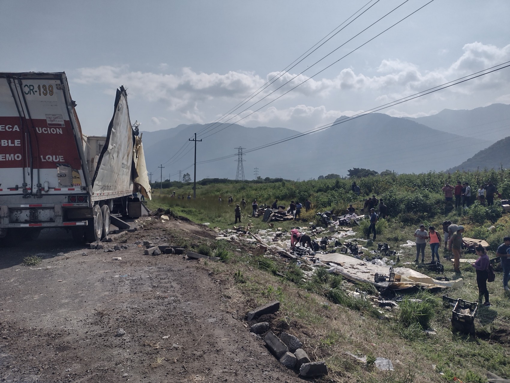 Vuelca tráiler en Nogales, vecinos saquean carga de lácteos, embutidos y carnes frías