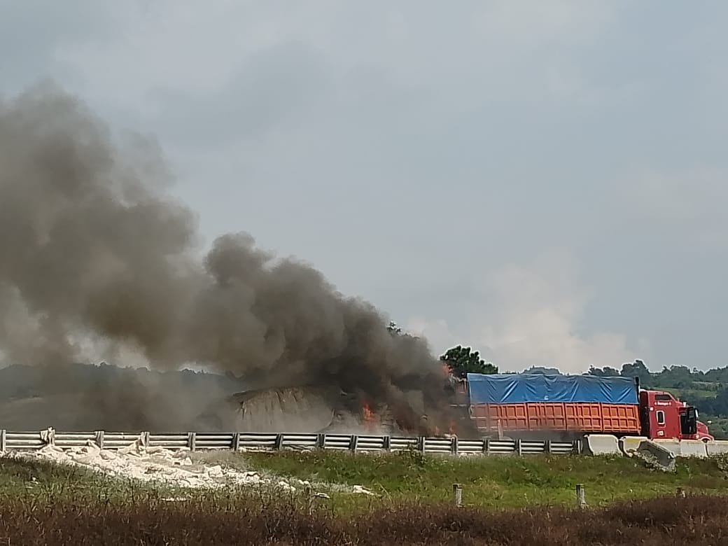 Arde tráiler en la autopista Orizaba-Puebla; cierran la plaza de cobro de Esperanza, Puebla