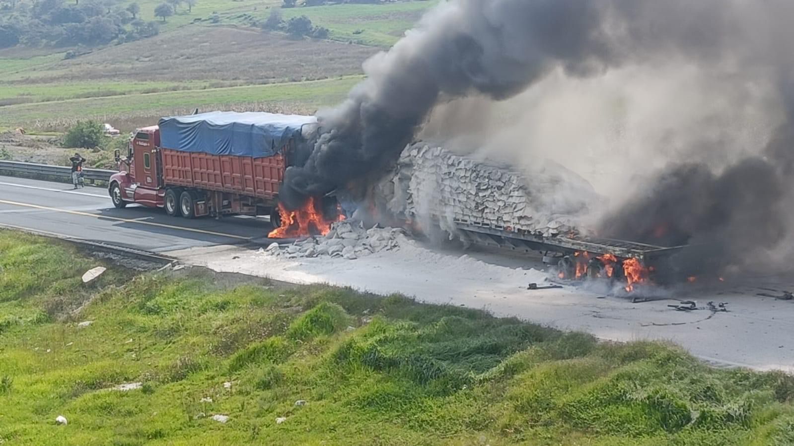 Dos calcinados dejó choque e incendio de dos tráileres en la autopista Puebla-Orizaba