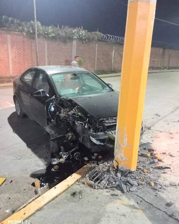 Auto particular se estrella contra poste de concreto en Ixtaczoquitlán