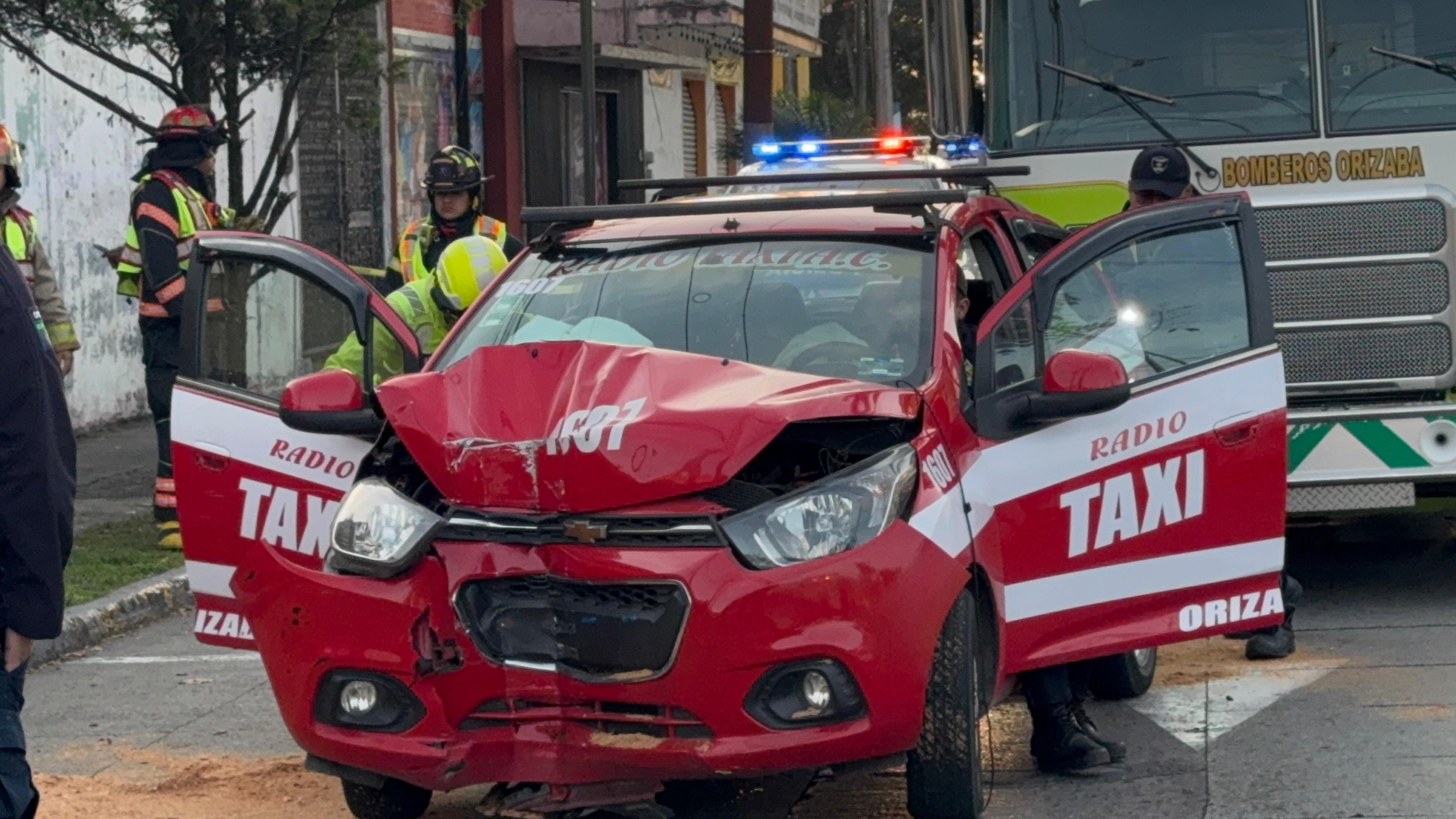 Choque de taxi contra poste de concreto deja dos lesionados en Orizaba