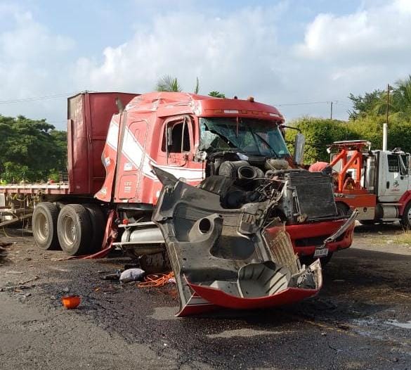Vuelca tráiler cargado con malla de alambrón en Palmillas, Yanga