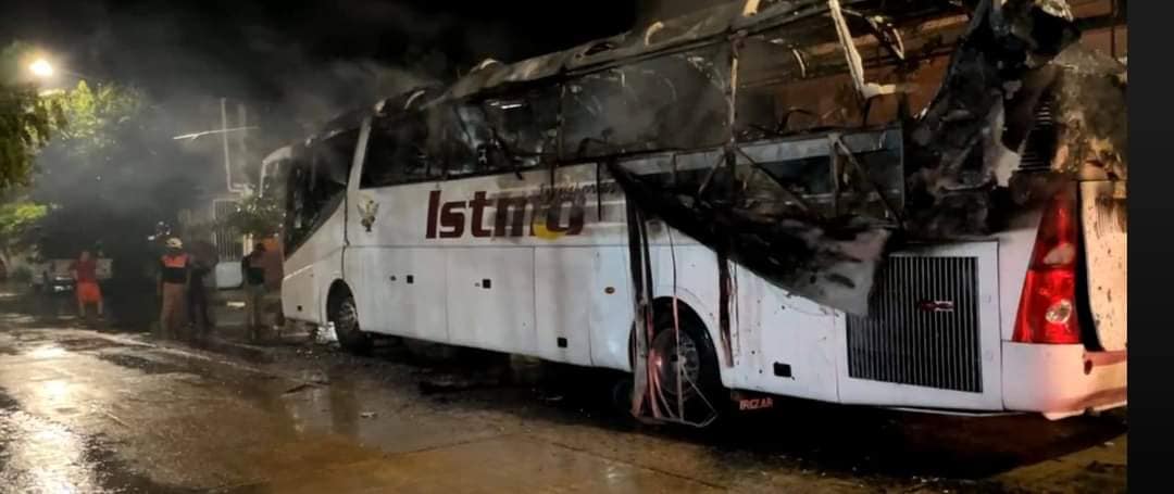 Ataques con bombas molotov dejan vehículos vandalizados en Acayucan y Soconusco