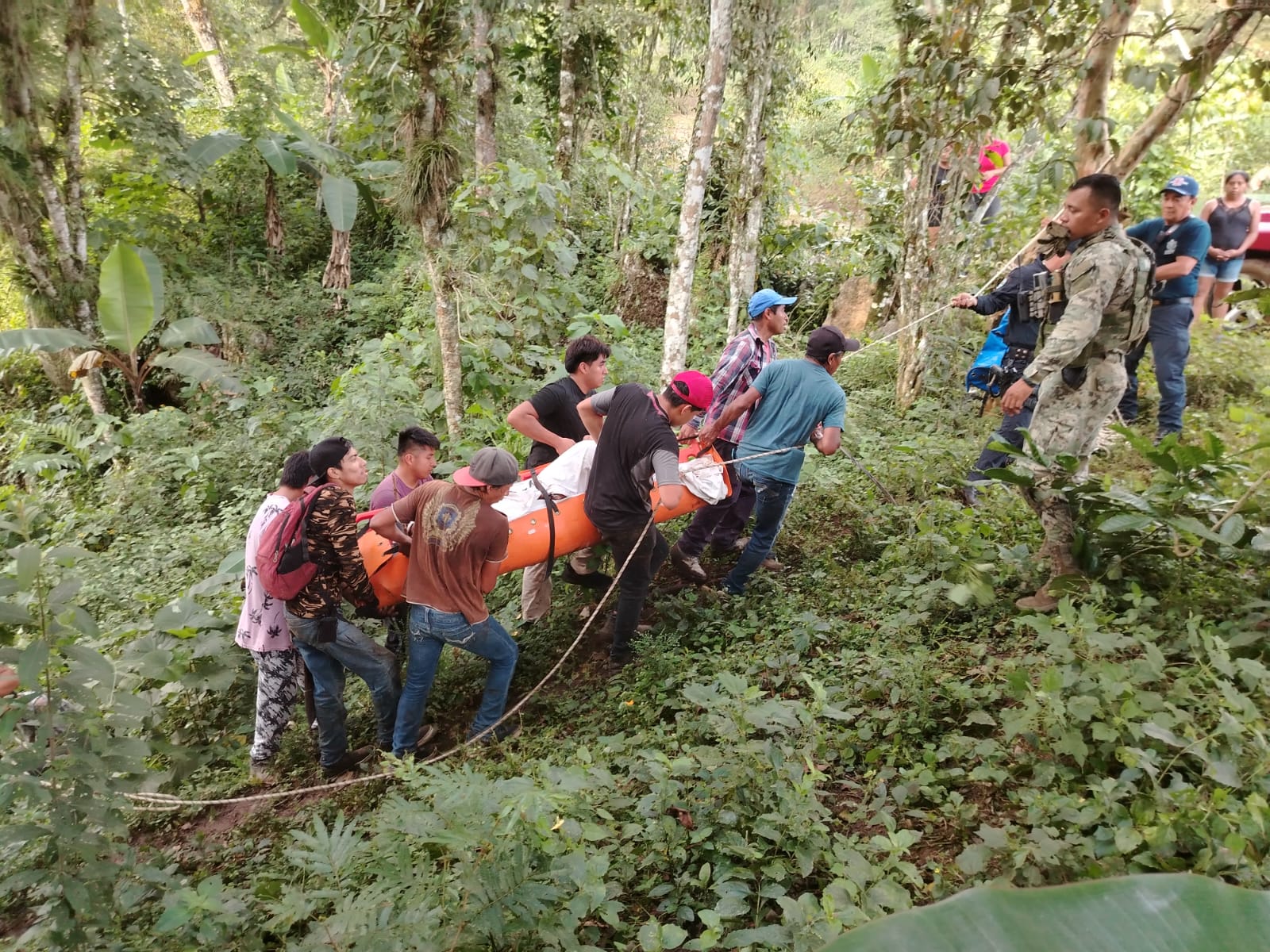 Identifican el cuerpo del hombre localizado al fondo de un barranco en Coscomatepec