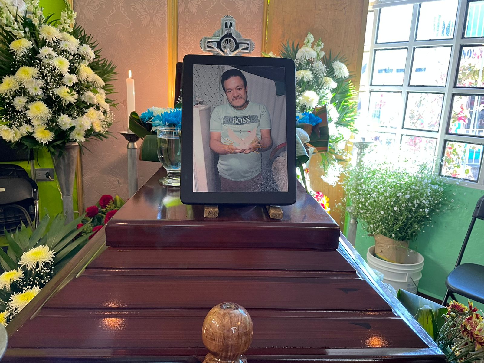 Familia de Iván, el joven que murió afuera del Hospital Civil, pide investigación
