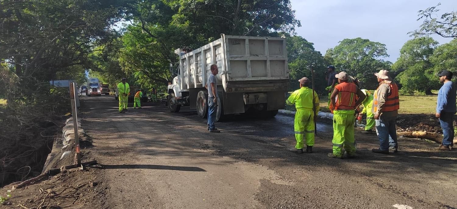 Circulación alternada en la carretera Poza Rica-Veracruz