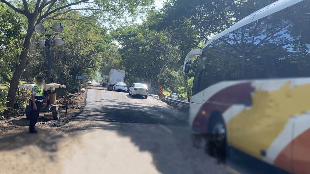 Restablecen circulación en la carretera federal 180 tras reparación de socavón