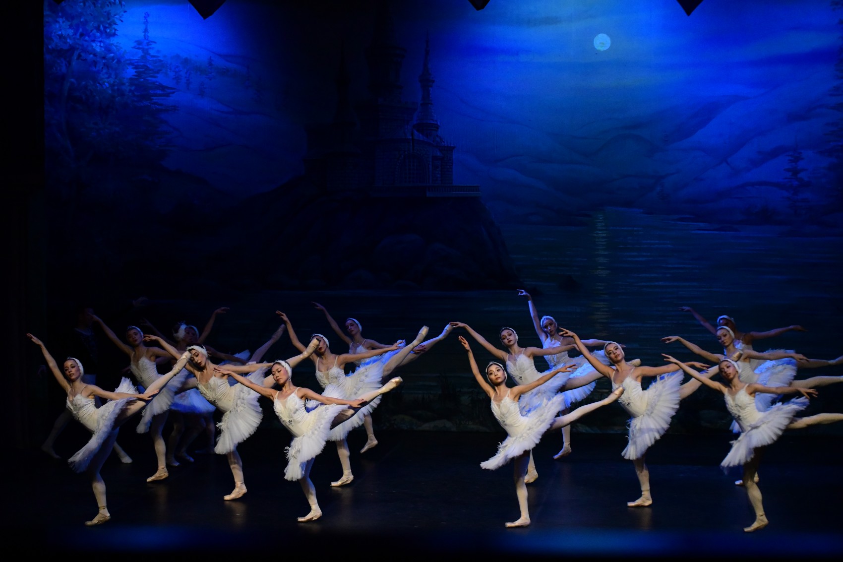 El Royal Ukranian Ballet emociona con El Lago de los Cisnes en Xalapa