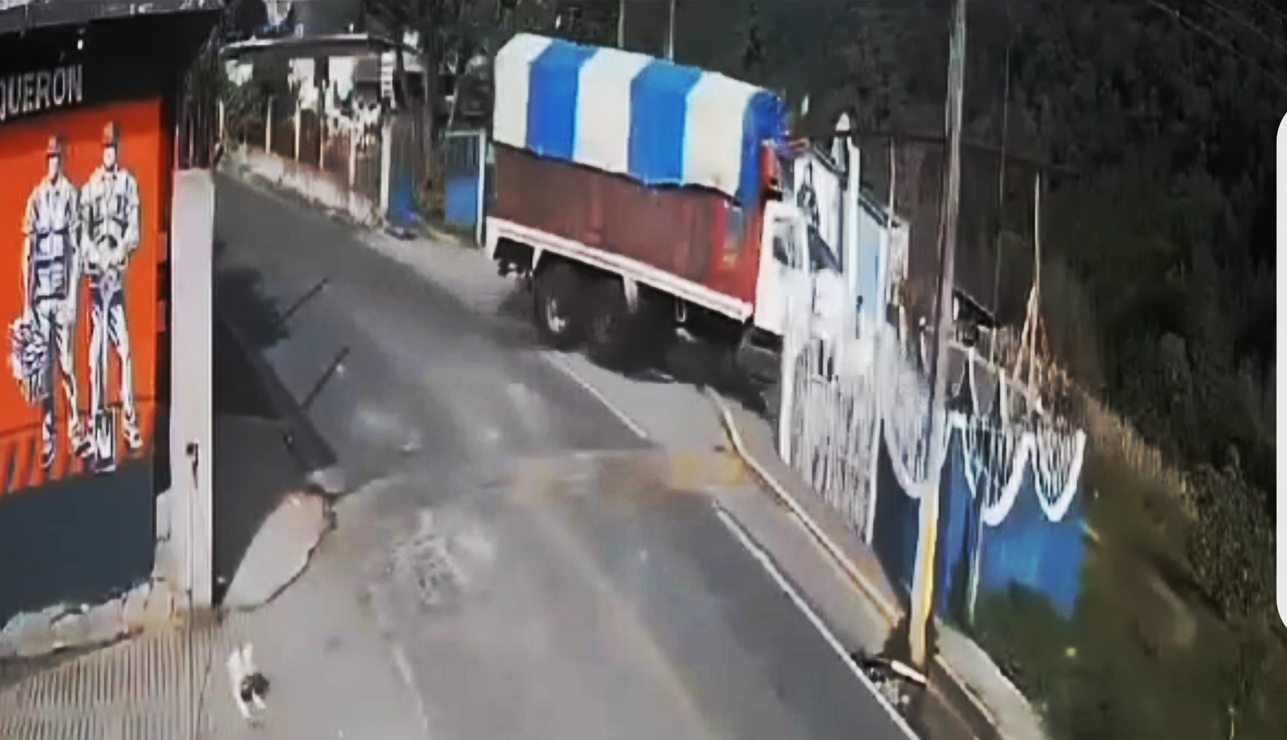 Camión de carga se queda sin frenos en Coscomatepec