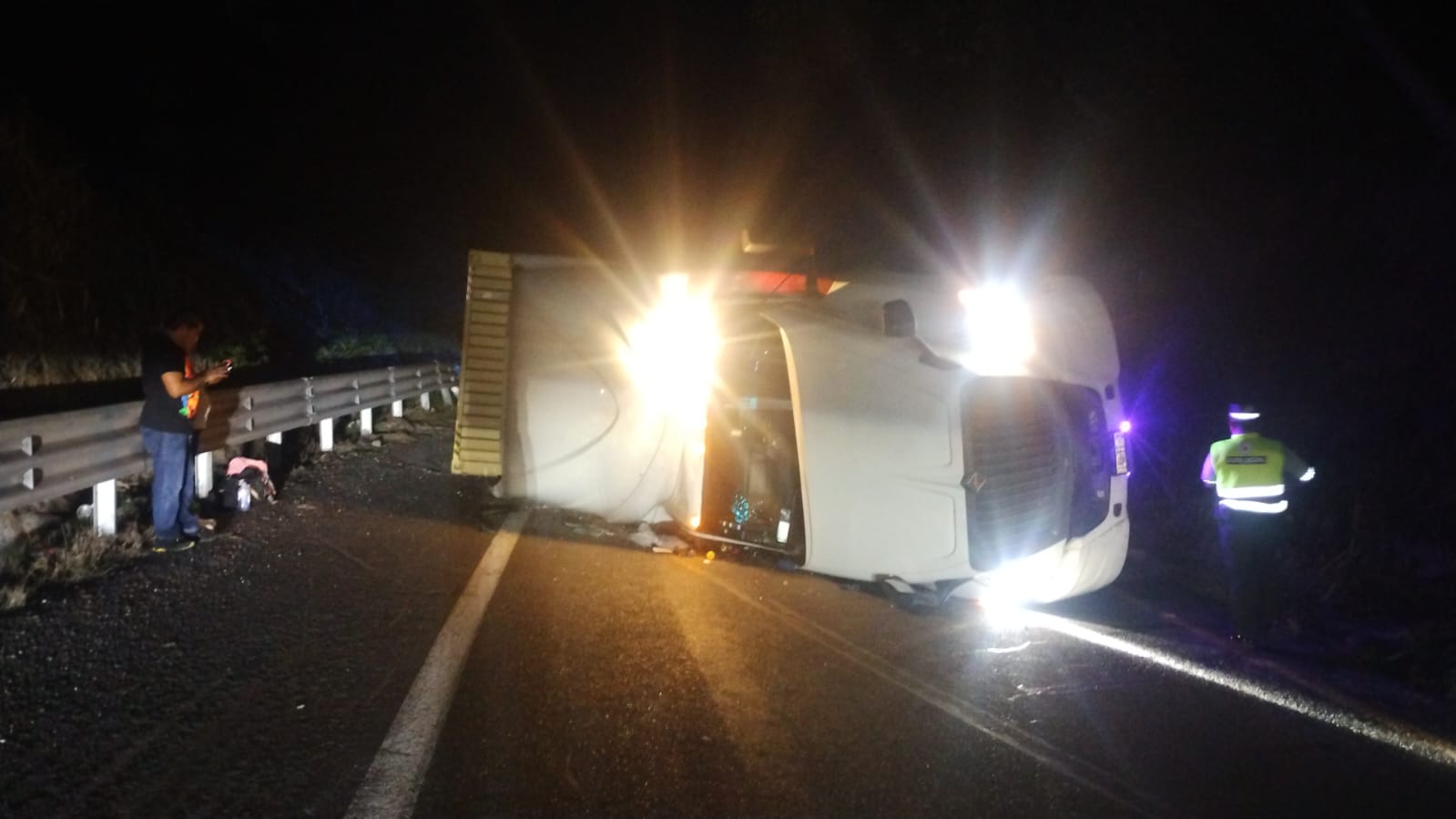 Vuelca tractocamión en Trébol de La Tinaja
