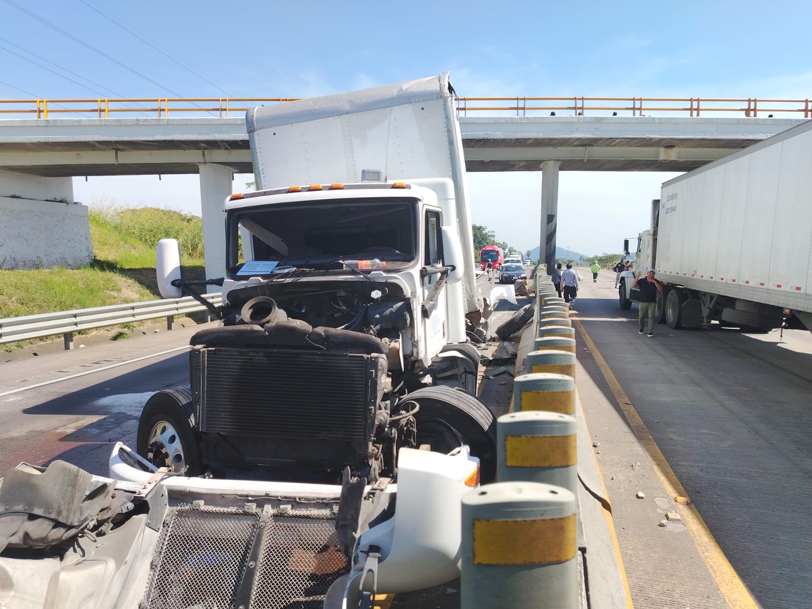 Tres lesionados al chocar camión de carga contra muro y camioneta