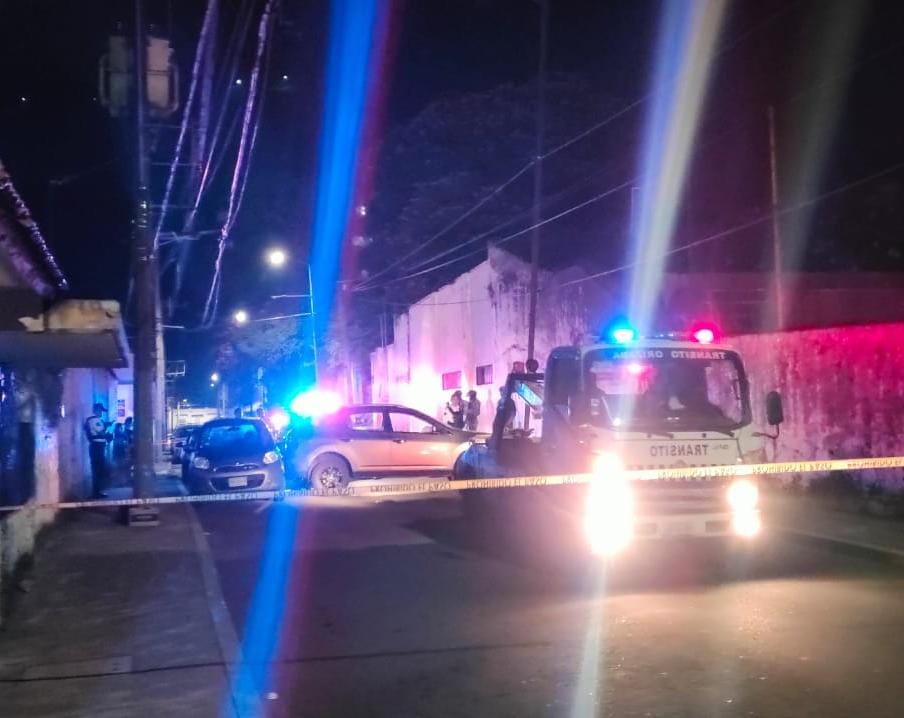 Camioneta choca contra poste de alumbrado en Orizaba, ocupantes se dan a la fuga