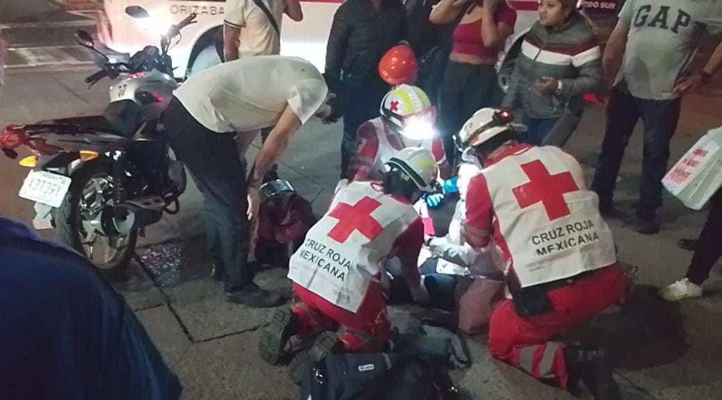 Taxi contra motocicleta deja una mujer lesionada en Orizaba