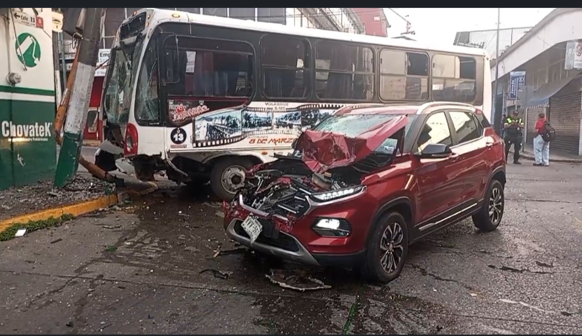 Tres lesionados en choque de autobús y camioneta en el centro de Córdoba