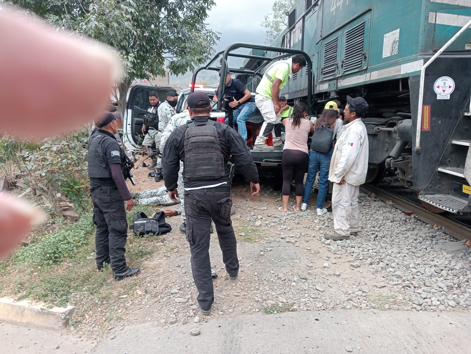Tren choca con patrulla de Guardia Nacional, hay ocho heridos, tres graves, en Acultzingo