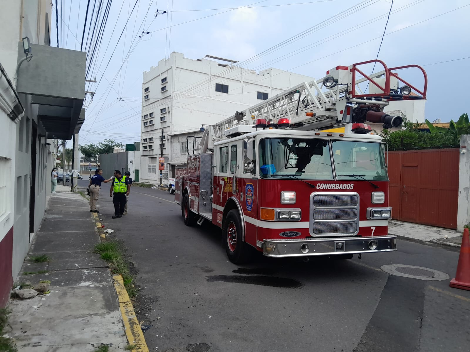 Albañil resulta con amputación parcial de una mano al sufrir descarga eléctrica