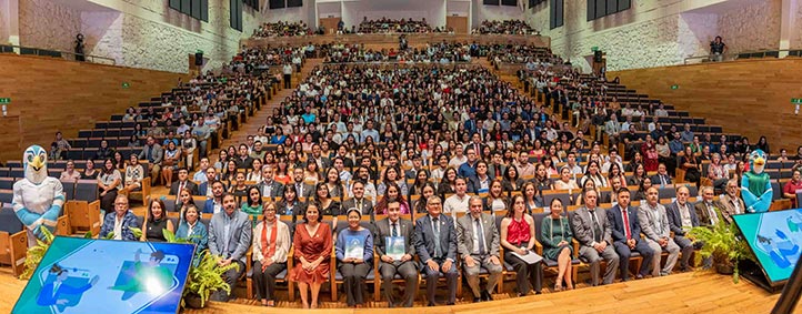 Egresados, orgullo de la UV: Rector
