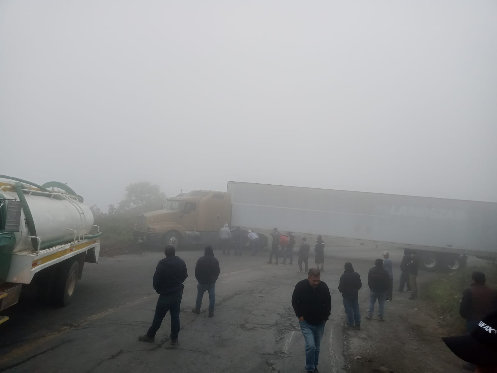 Tráiler se accidenta en Las Cumbres de Acultzingo y se cierra completamente la circulación
