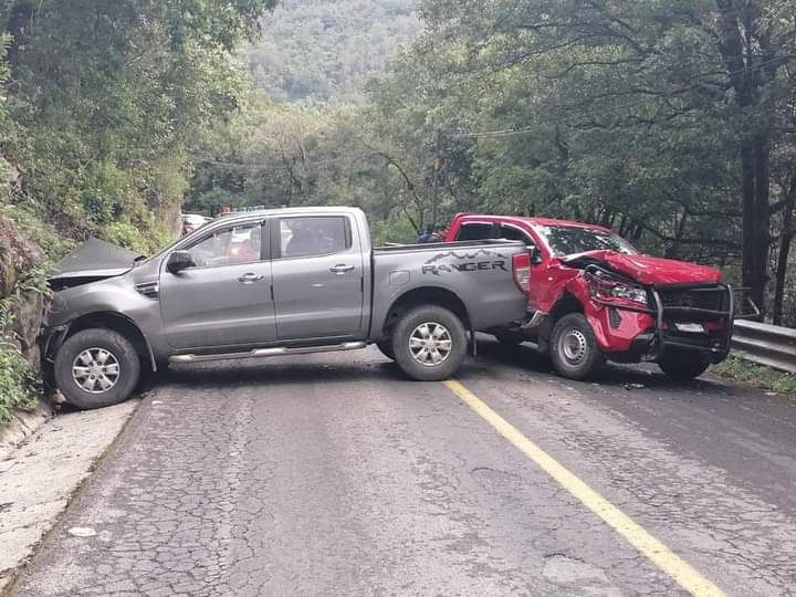 Chocan dos camionetas en la carretera federal Orizaba-Zongolica