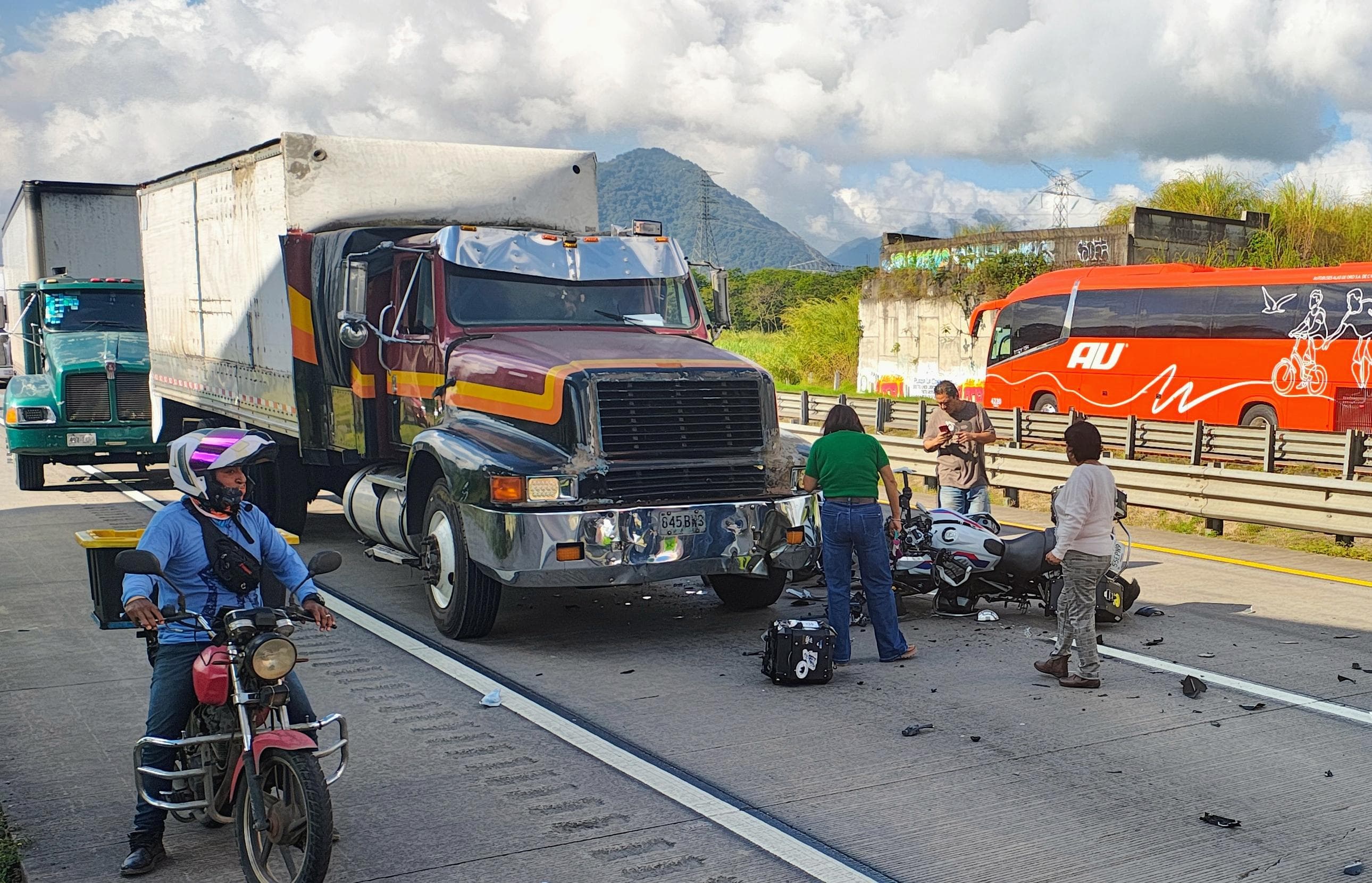 Carambola en la autopista Orizaba-Córdoba deja tres lesionados y cierre de la circulación