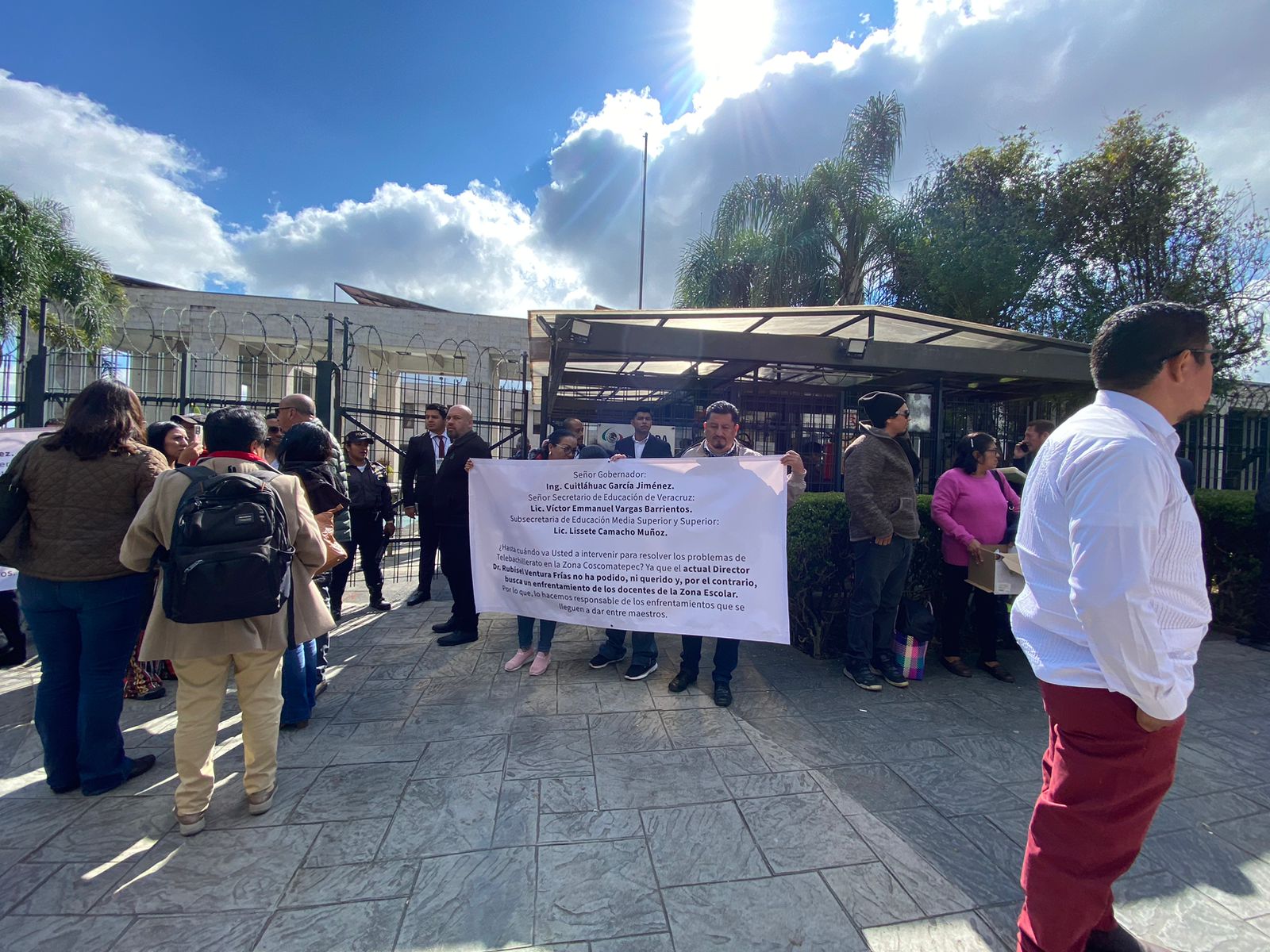 Directores de Telebachilleratos protestan frente al Congreso; exigen recursos para operar