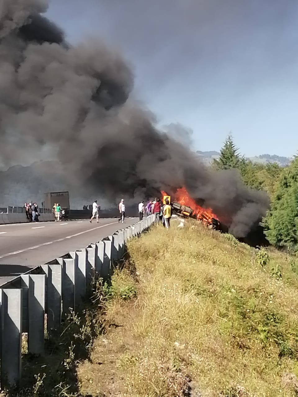 Pipa vuelca y se incendia en la autopista Xalapa-Perote, hay un muerto