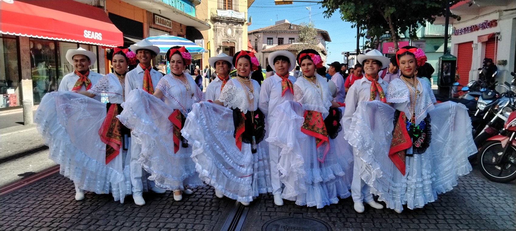 Participantes en el Récord La Bamba viajan a Xalapa con sus propios recursos