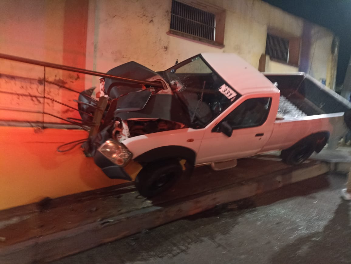 Camioneta pierde el control y se estampa contra el barandal de un puente a desnivel en Orizaba