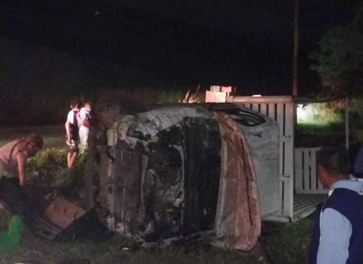 Dos muertos y seis lesionados en volcadura de camioneta en Cuitláhuac