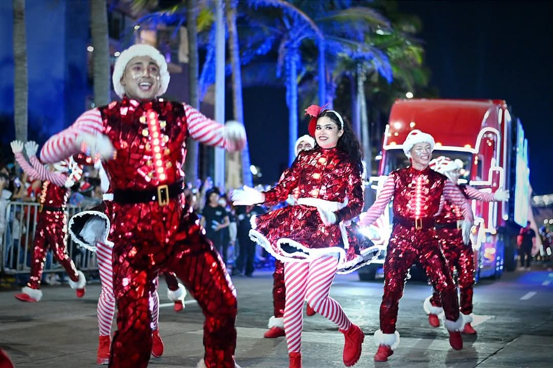 Disfrutan miles de veracruzanos del espectáculo de la Caravana Navideña Coca-Cola 2024